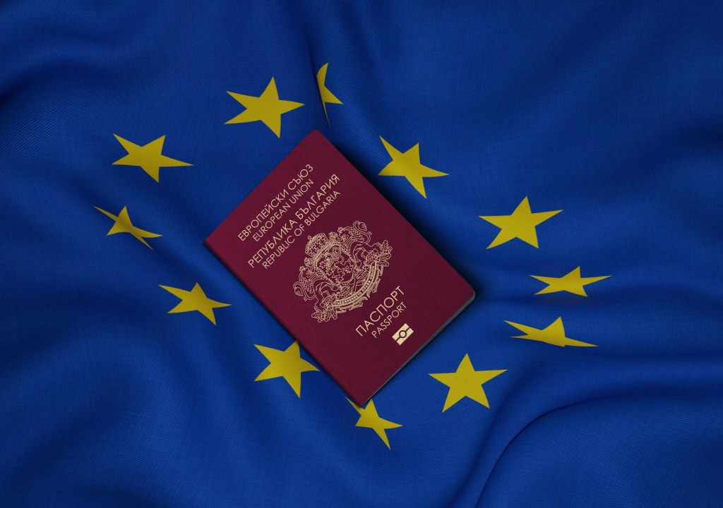 Avrupa Birliği bayrağı ve pasaport — Bulgaristan Altın Vize programı